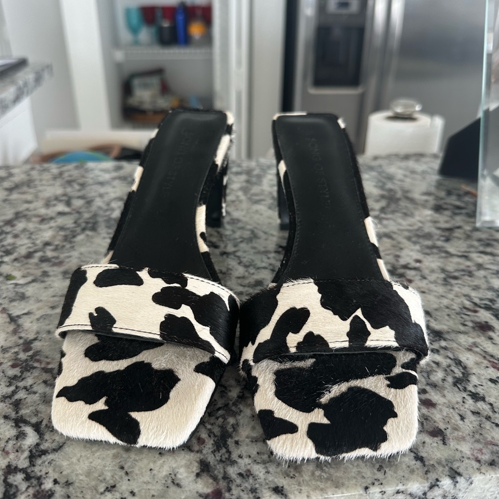 NWOT Song Of Style Arrow Cowboy Cow Print Calf Hair Open Toe Mules Heels Sandals